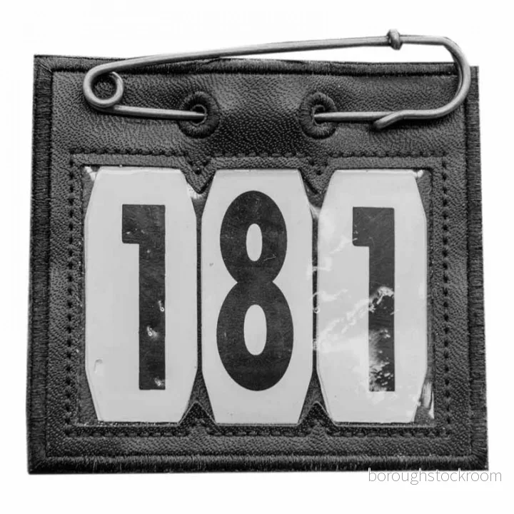 Kentucky Horsewear Startnummer PVC med säkerhetsnål, färg: svart 5407008893798