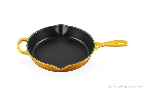 Le Creuset Signature Hög stek och serveringspanna i gjutjärn, för alla typer av spisar ugnar, 26 cm, 2 liter, Nectar, 20187266720422 24147332718