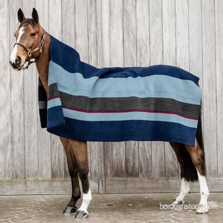 Kentucky Horsewear Tung fleece matta fyrkantig fleecefilt randig, storlek: 140 x 160, färg: marinblå/grå 5407008894917